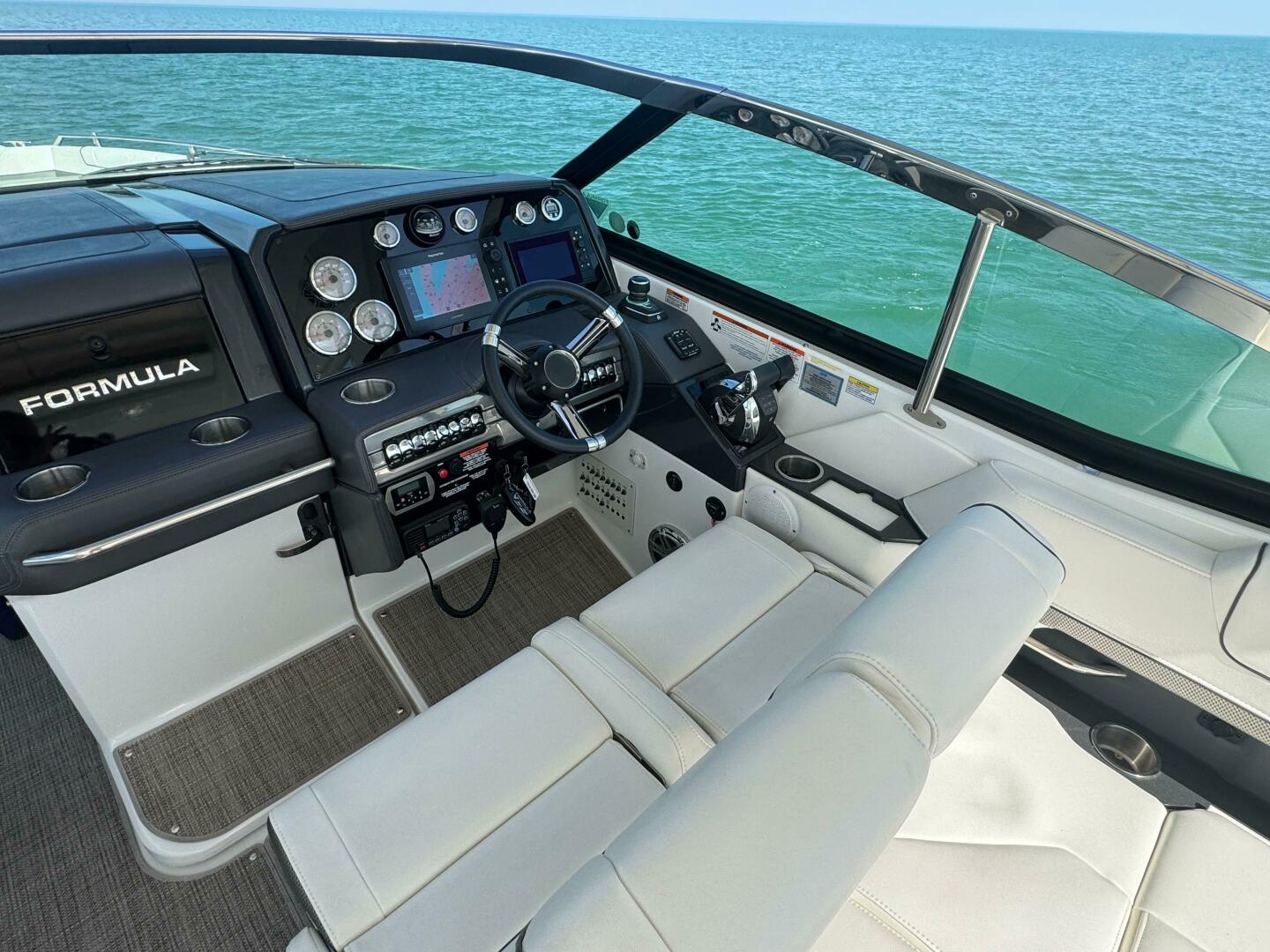 Slide: The Image of Formula 330 Crossover Bowrider 2019 - 5351823