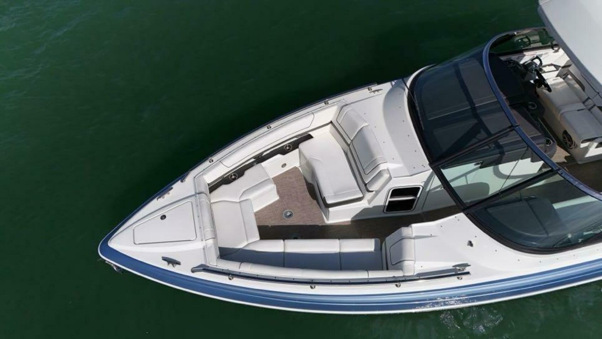 Slide: The Image of Formula 330 Crossover Bowrider 2019 - 5351825