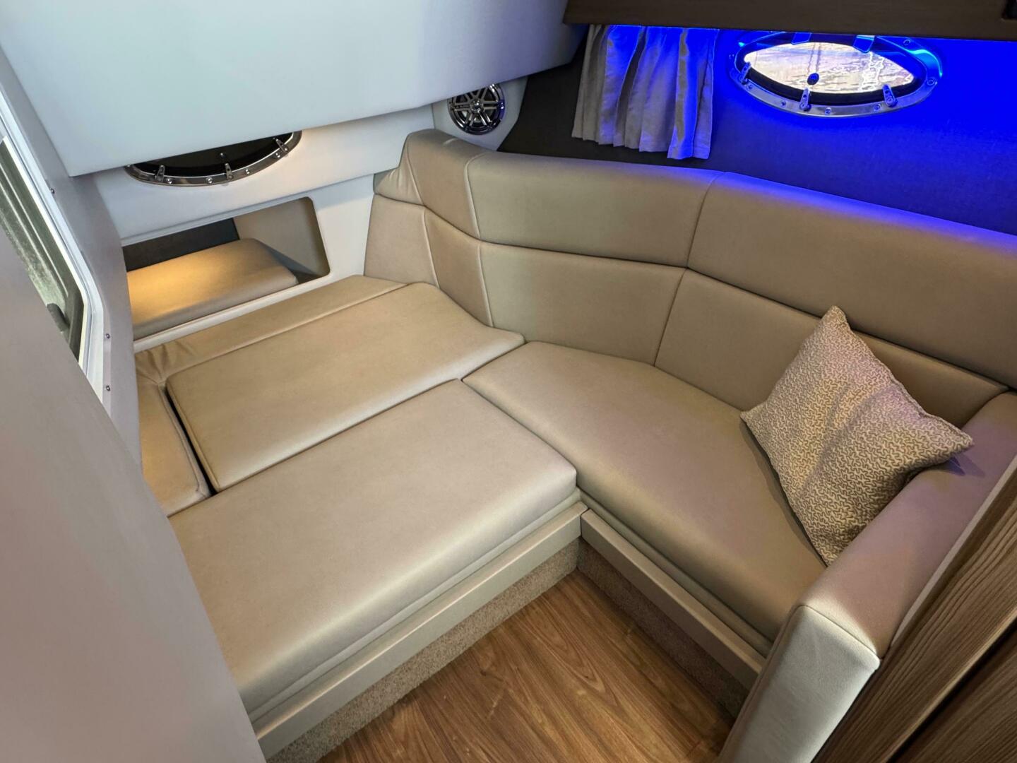 Slide: The Image of Formula 330 Crossover Bowrider 2019 - 5351827