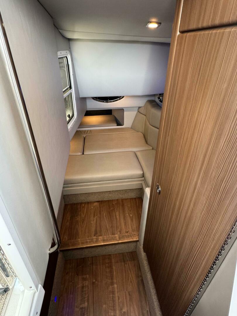 Slide: The Image of Formula 330 Crossover Bowrider 2019 - 5351828