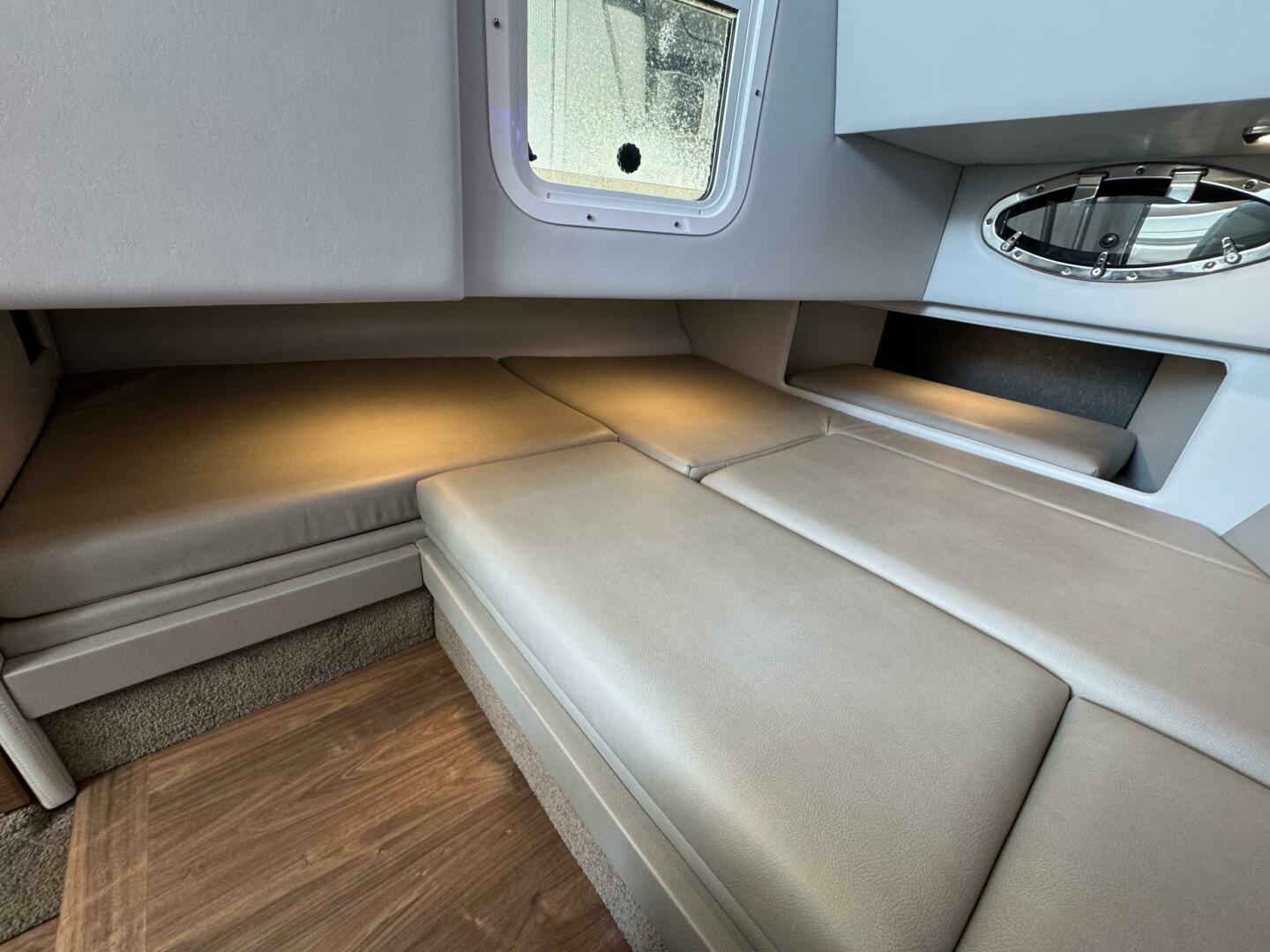 Slide: The Image of Formula 330 Crossover Bowrider 2019 - 5351829