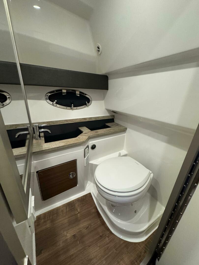 Slide: The Image of Formula 330 Crossover Bowrider 2019 - 5351831