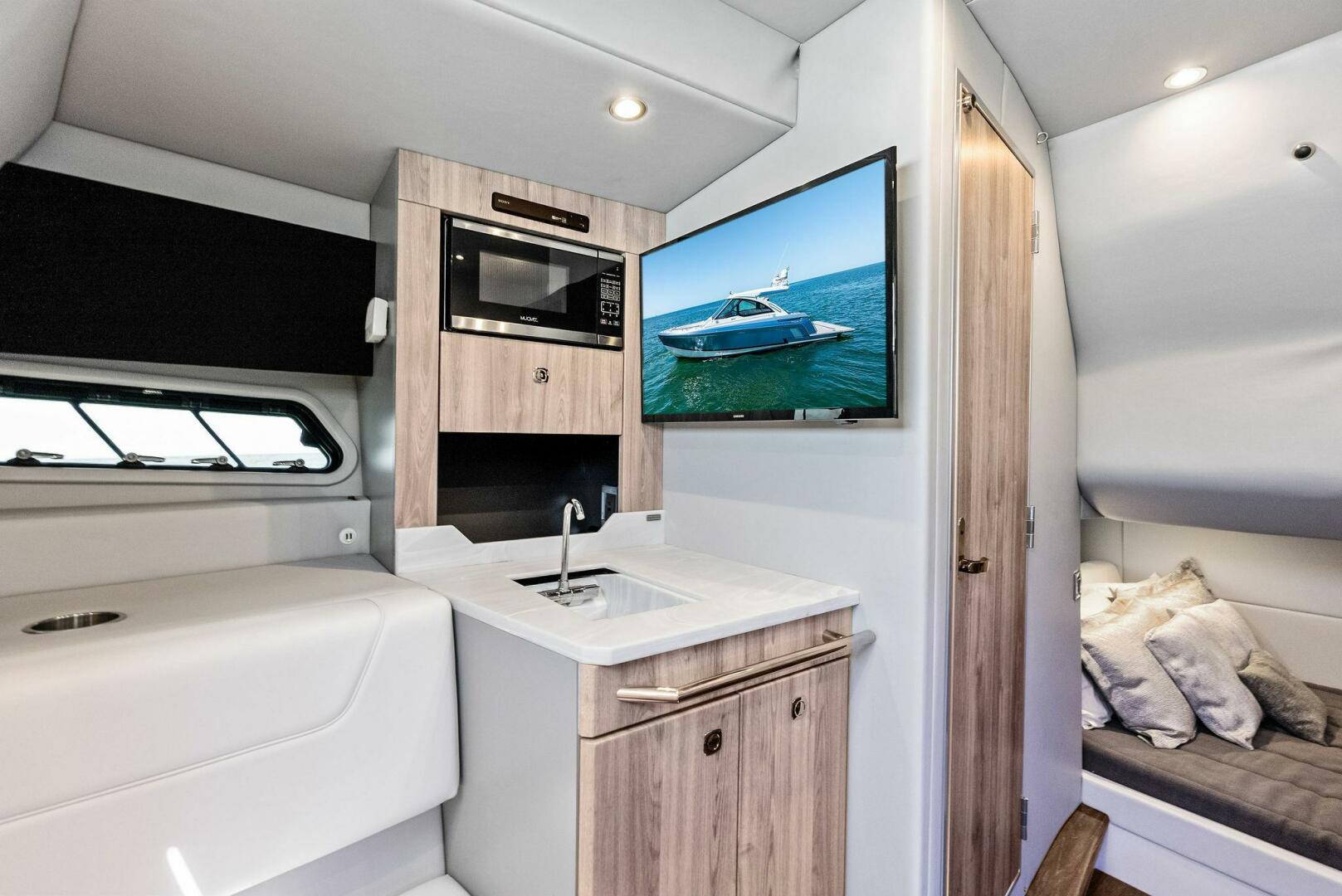 Slide: The Image of 2021 Formula 380SSX MOTORBOATIN  - 5326399