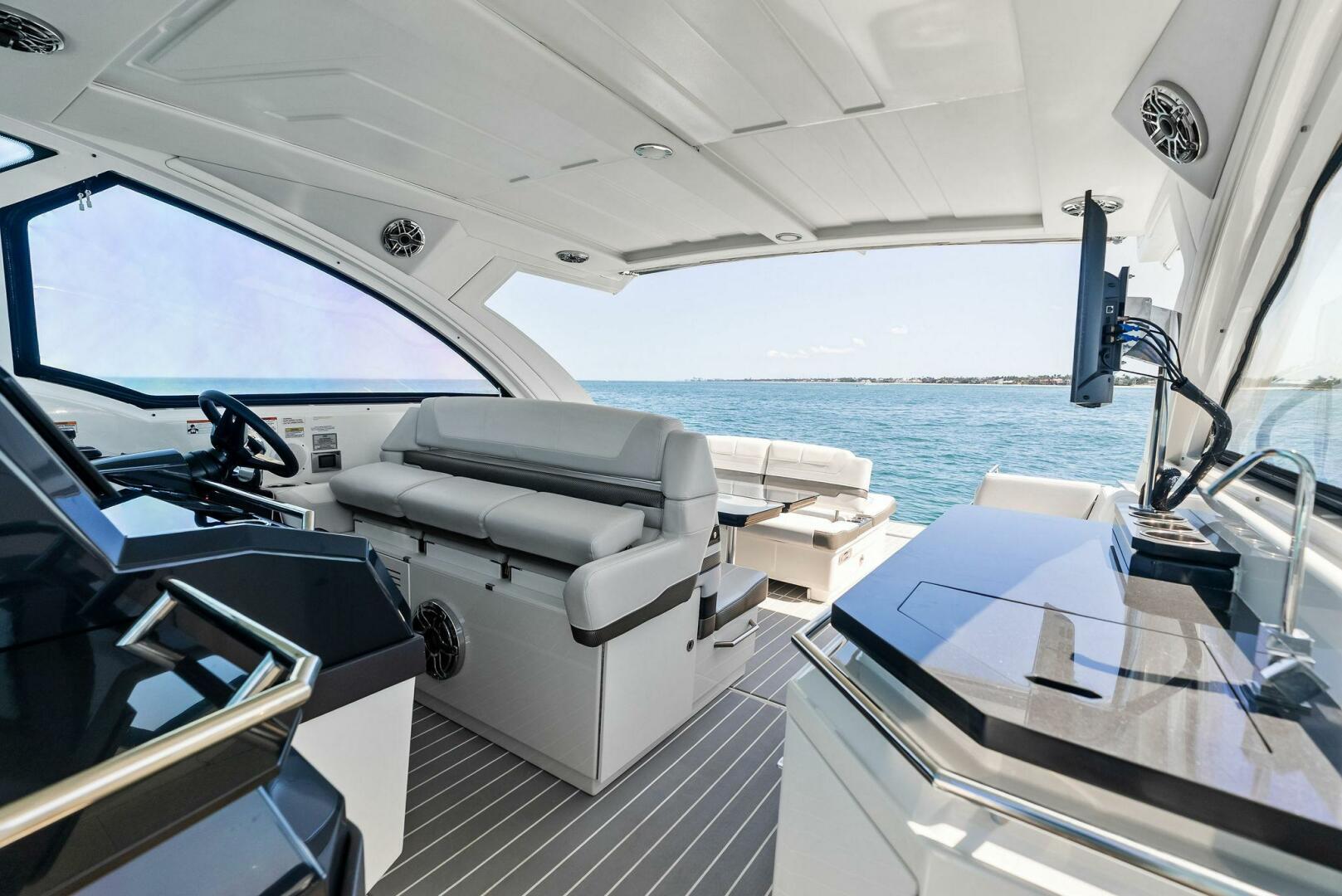 Slide: The Image of 2021 Formula 380SSX MOTORBOATIN  - 5326410