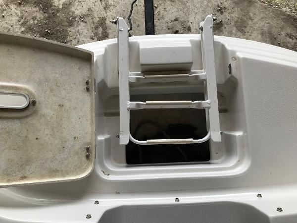 Slide: The Image of 2004 Four Winns 234 Funship boat ladder and storage compartment. - 23