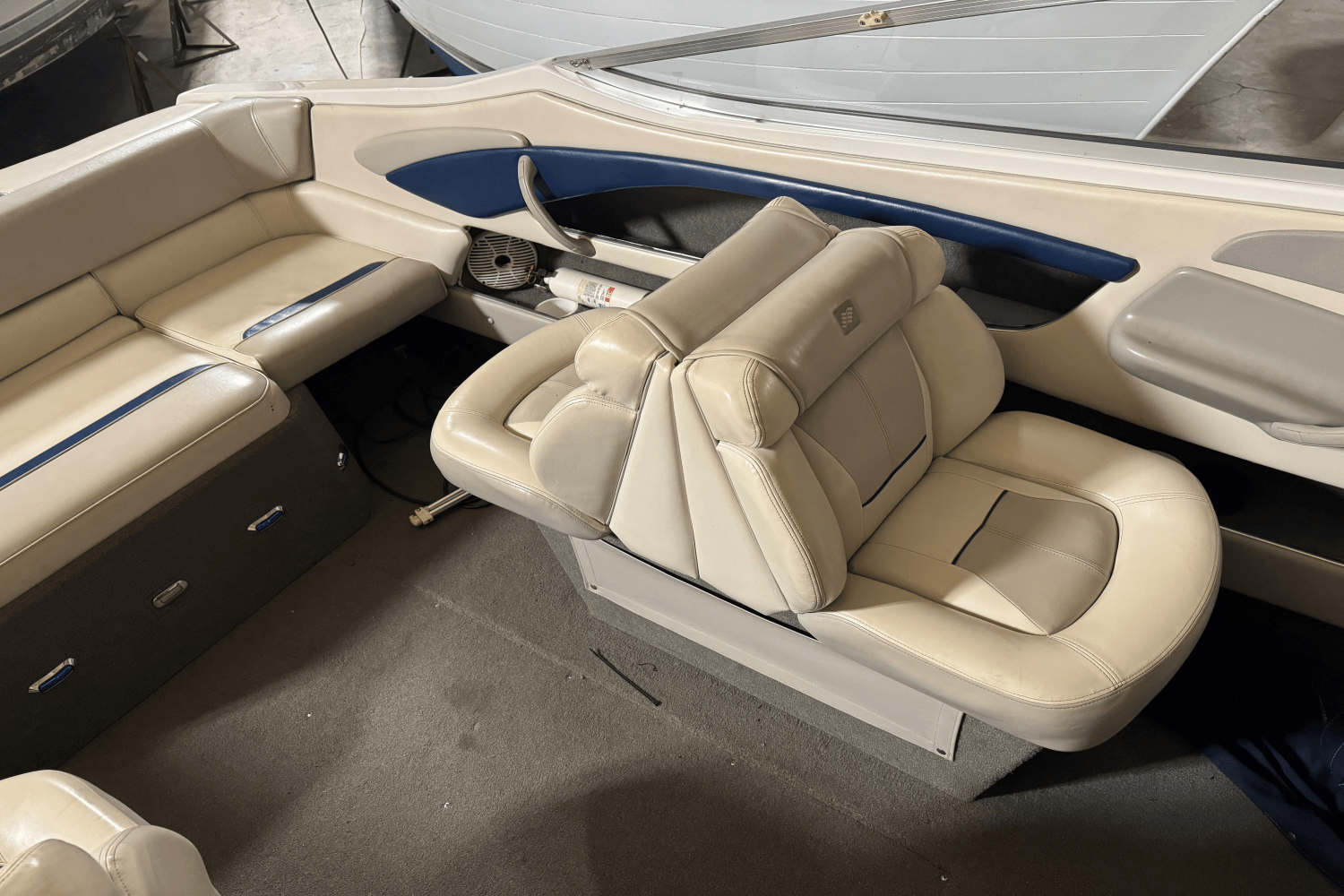 Slide: The Image of Four Winns 245 SUNDOWNER 1995 - 4