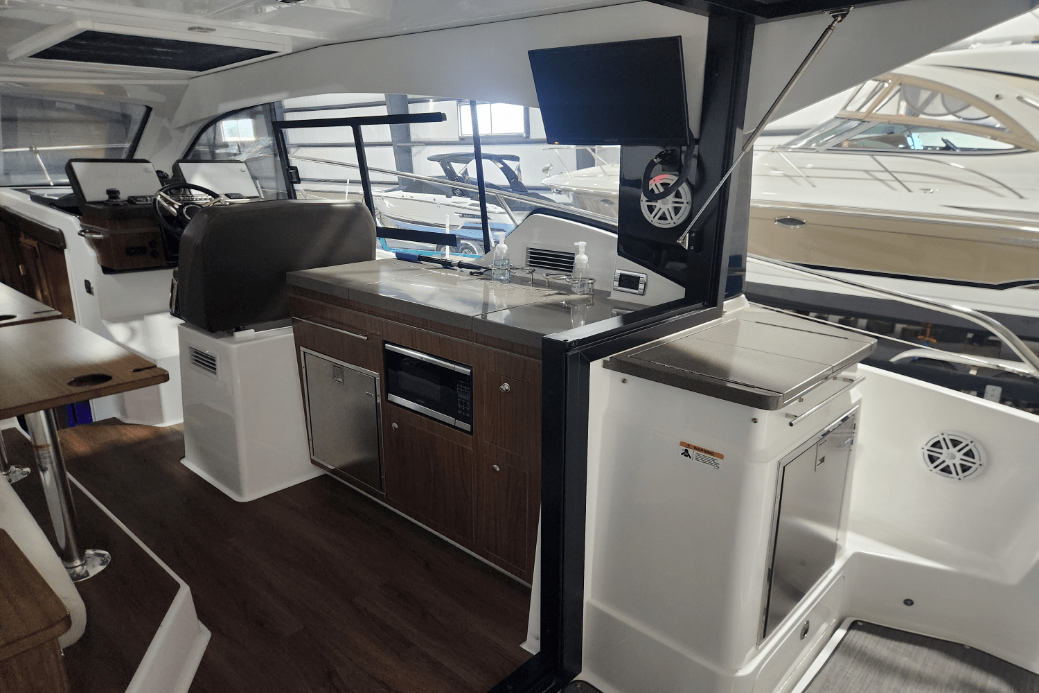 Slide: The Image of Four Winns 355 VISTA COUPE 2022 - 14