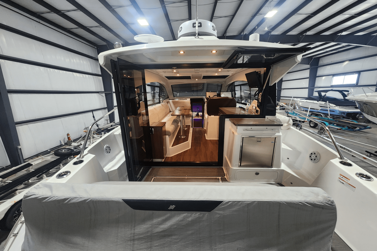 Slide: The Image of Four Winns 355 VISTA COUPE 2022 - 32