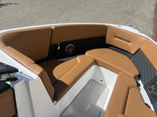 Slide: The Image of 2023 Four Winns H4 boat with tan leather seating in the bow area. - 17