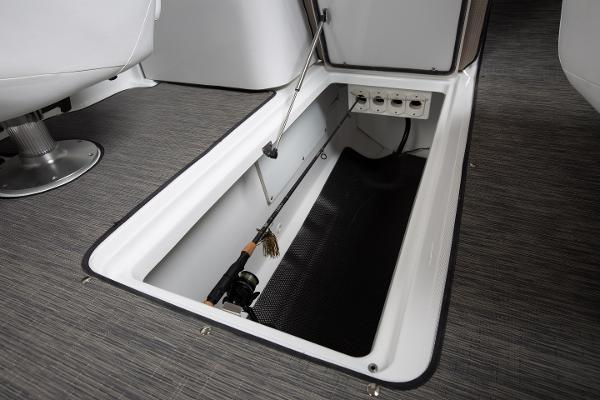 Slide: The Image of Four Winns HD5 2023 - 8