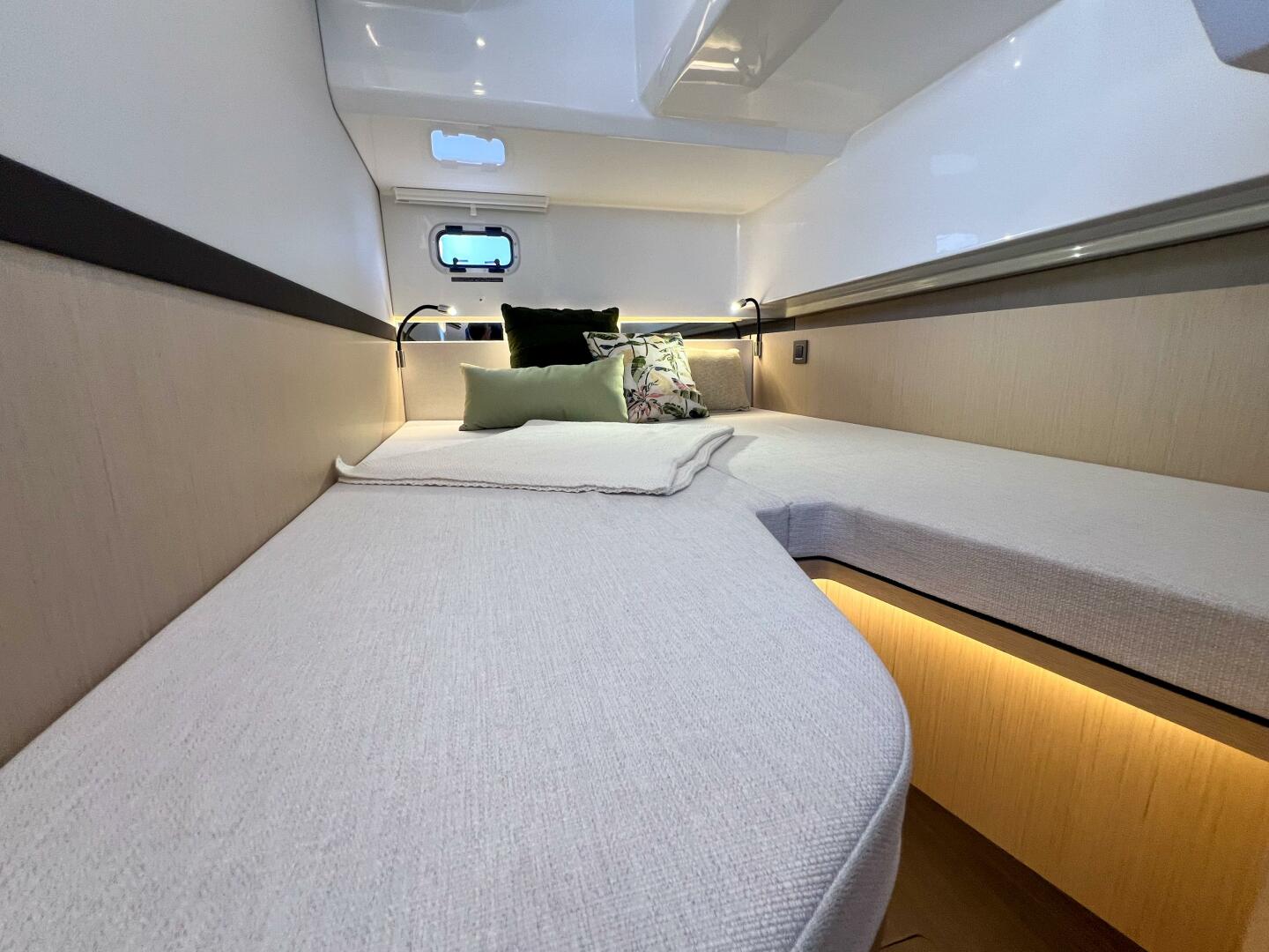 Slide: The Image of Four Winns TH36 Cabin - 5274379
