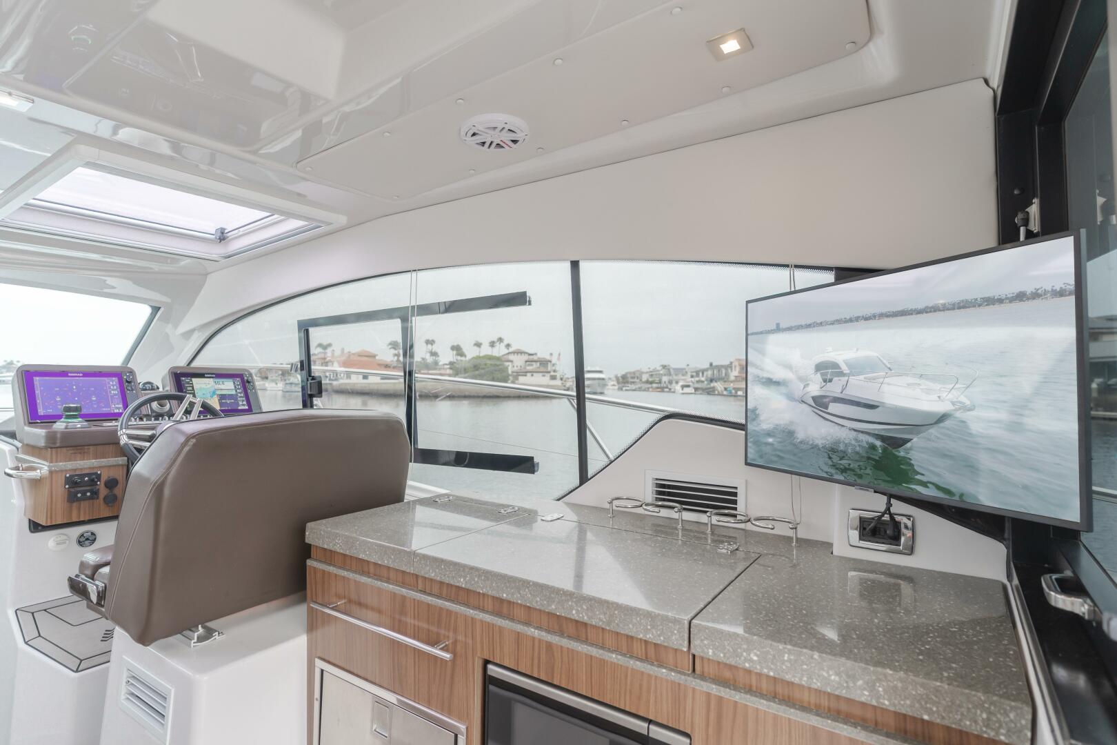 Slide: The Image of Four Winns Vista 355 Coupe 2019 - 5456378