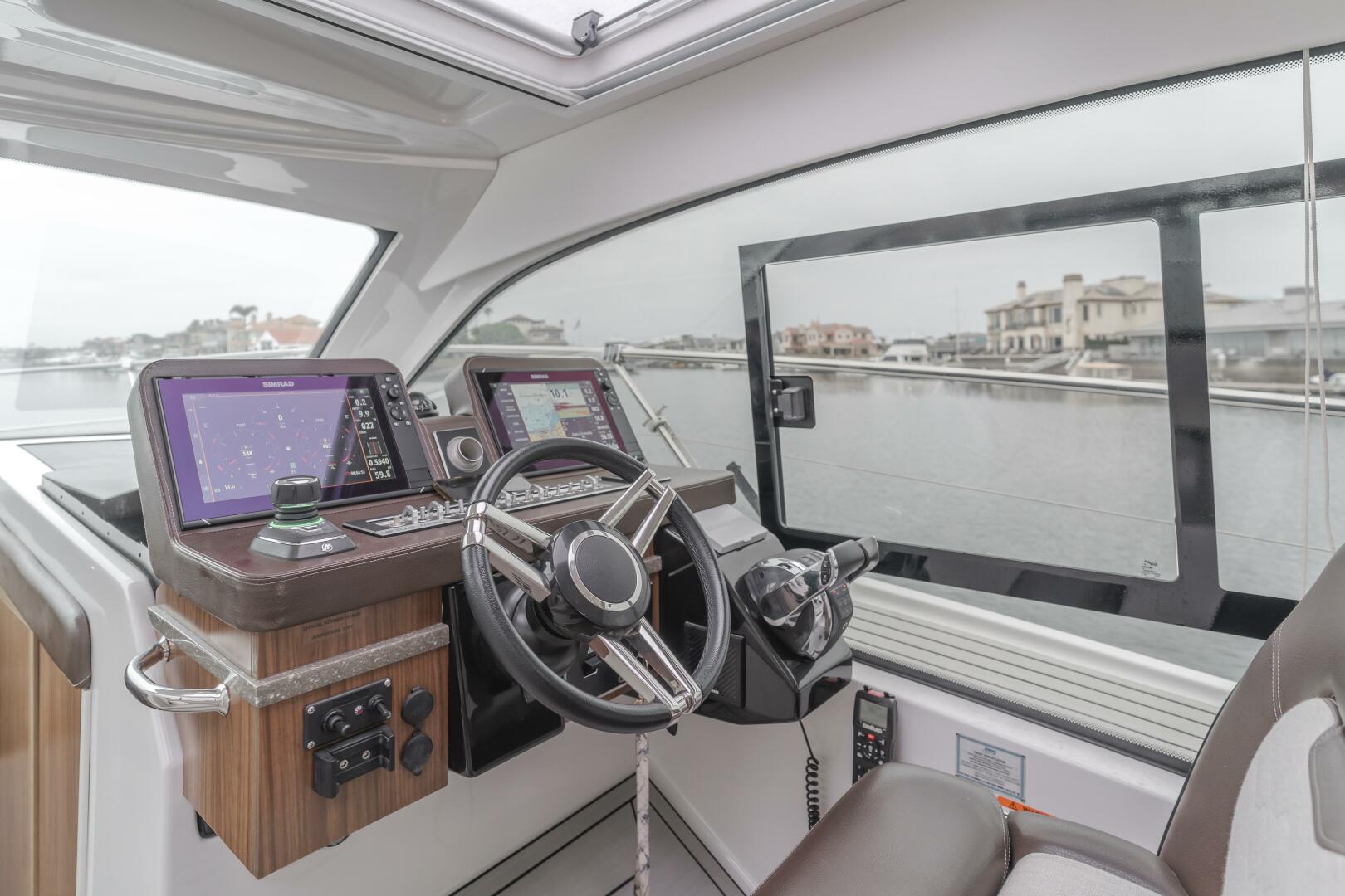 Slide: The Image of Four Winns Vista 355 Coupe 2019 - 5456379