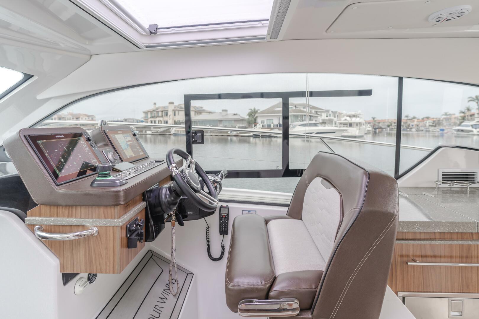 Slide: The Image of Four Winns Vista 355 Coupe 2019 - 5456380