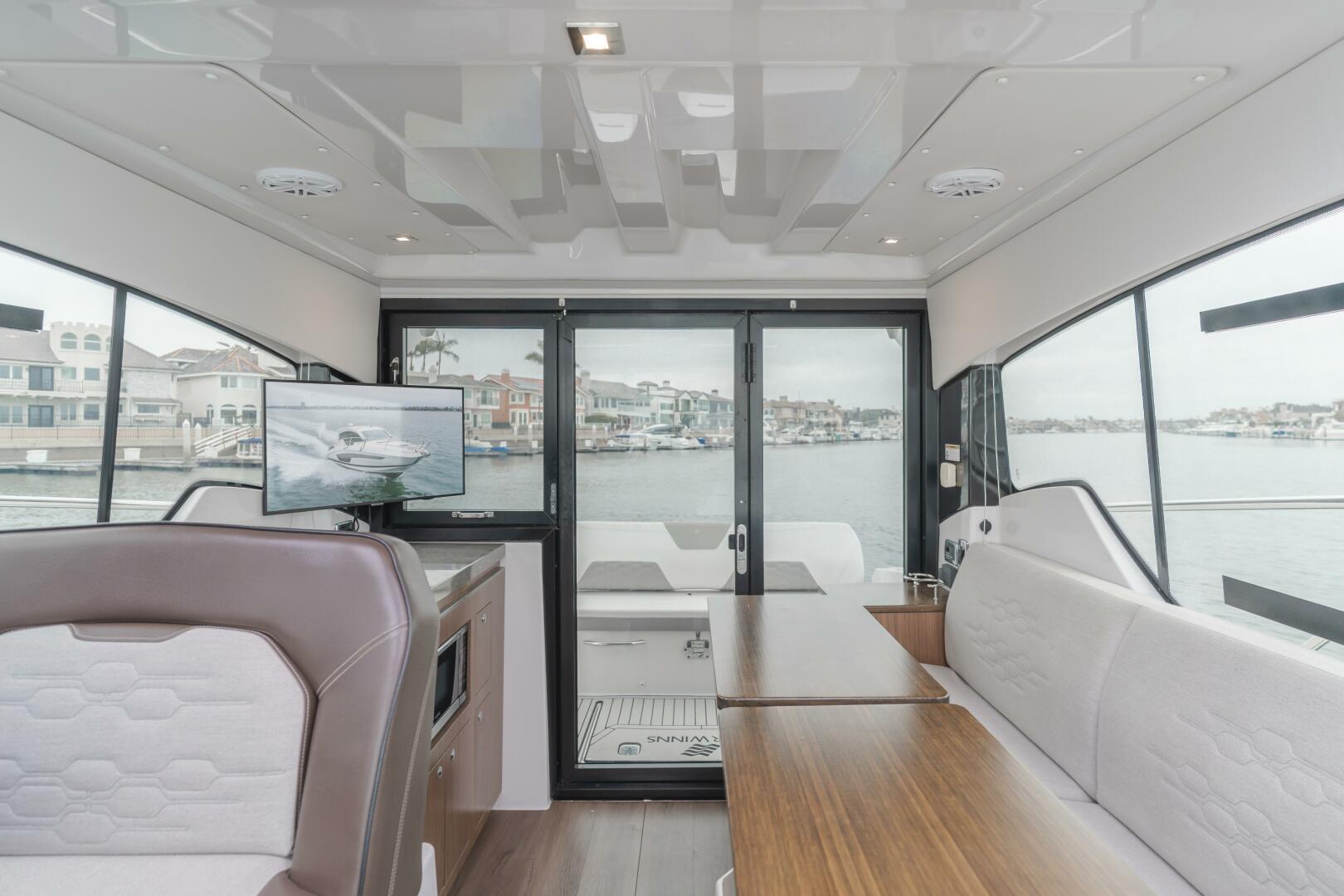 Slide: The Image of Four Winns Vista 355 Coupe 2019 - 5456382