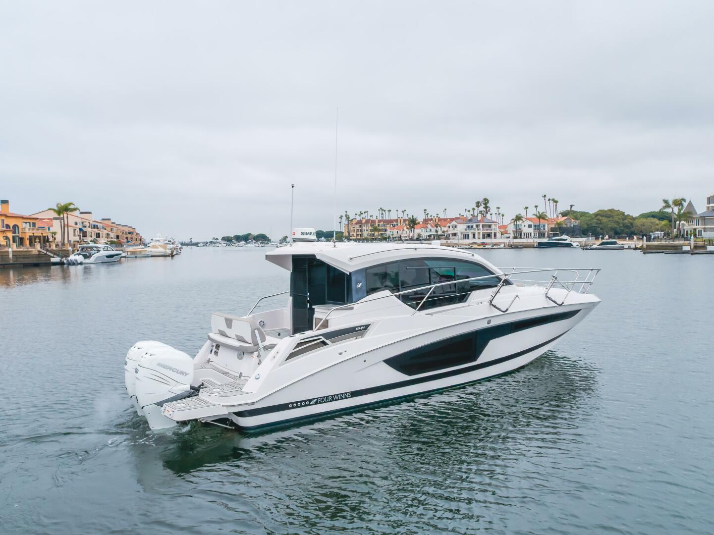 Slide: The Image of Four Winns Vista 355 Coupe 2019 - 5456384