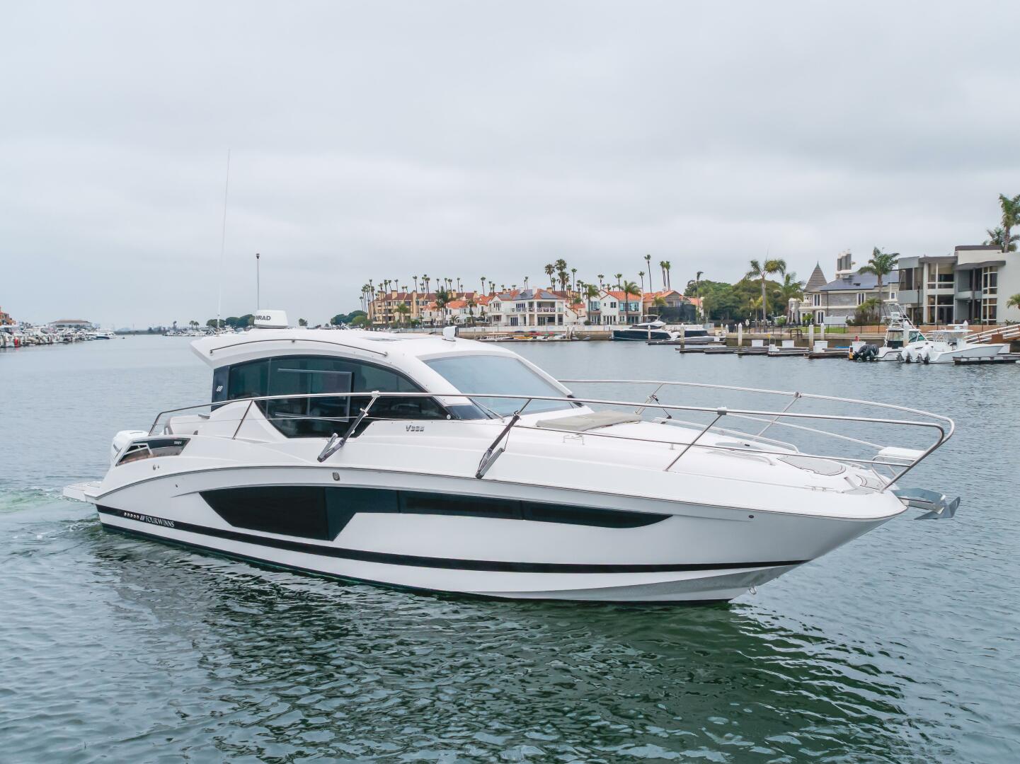 Slide: The Image of Four Winns Vista 355 Coupe 2019 - 5456386