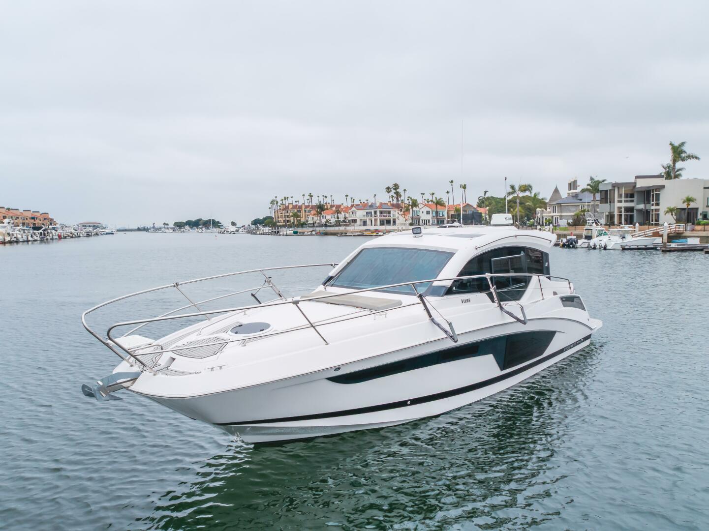 Slide: The Image of Four Winns Vista 355 Coupe 2019 - 5456387
