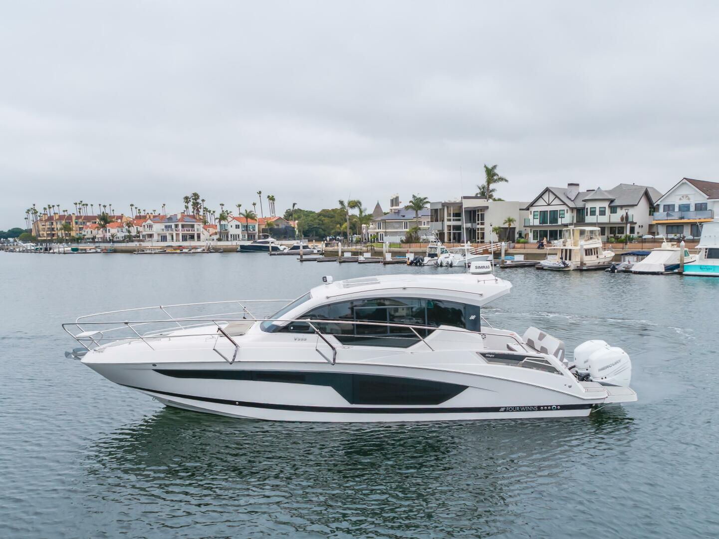 Slide: The Image of Four Winns Vista 355 Coupe 2019 - 5456388