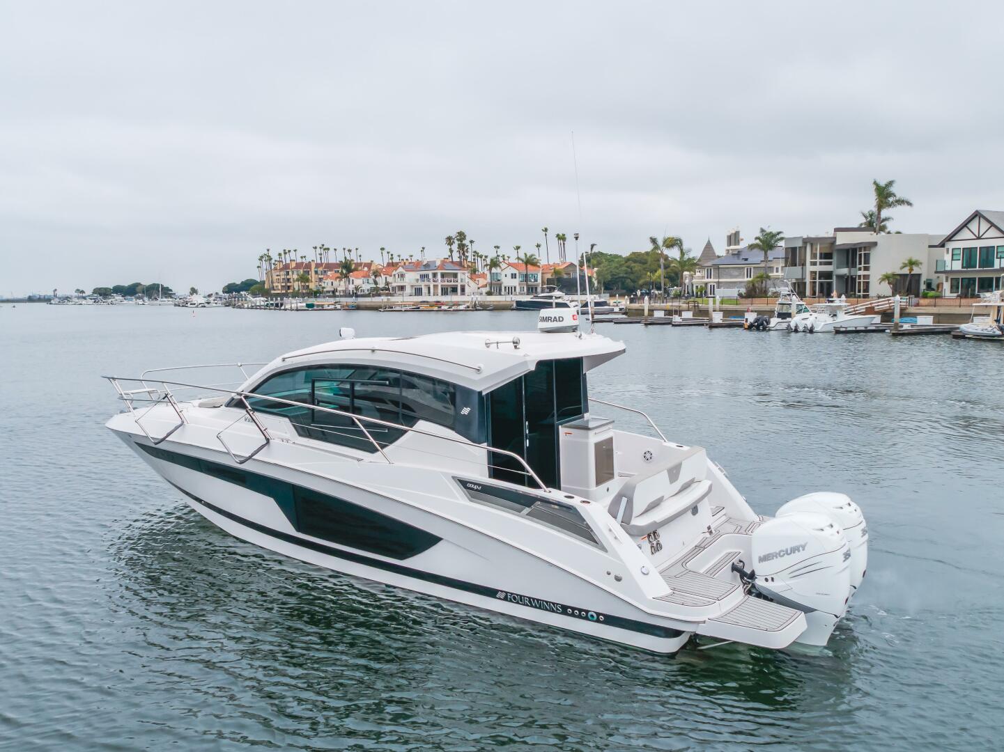Slide: The Image of Four Winns Vista 355 Coupe 2019 - 5456389