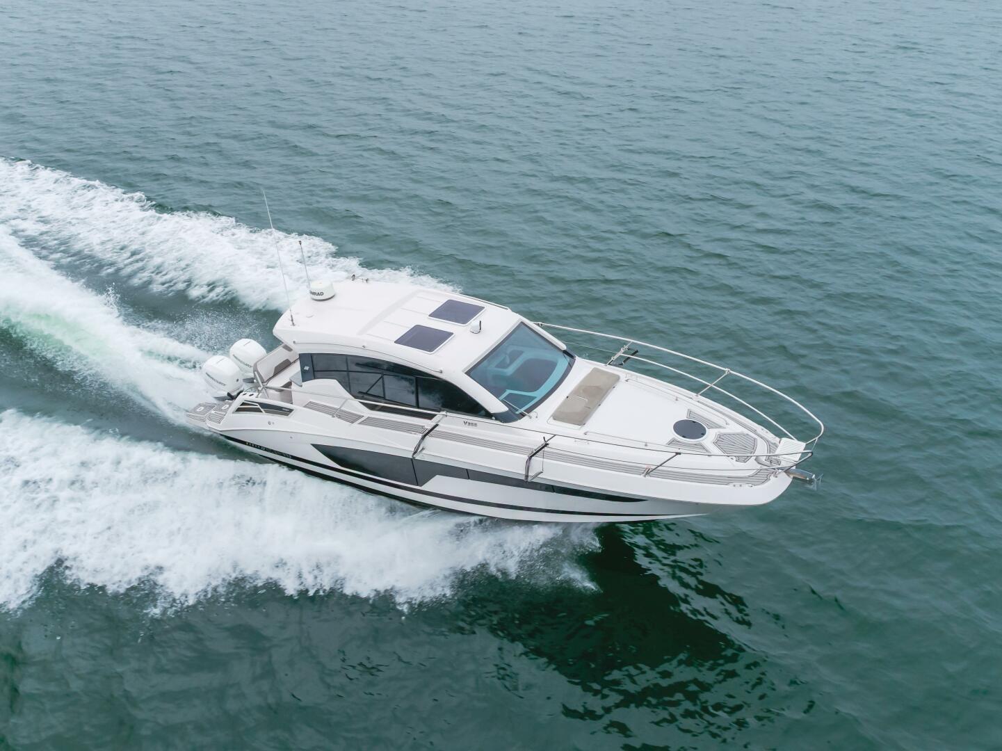 Slide: The Image of Four Winns Vista 355 Coupe 2019 - 5456397