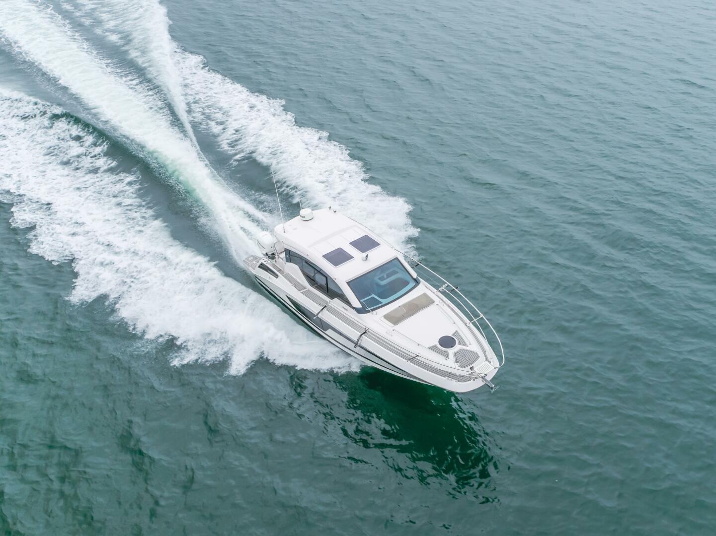 Slide: The Image of Four Winns Vista 355 Coupe 2019 - 5456398