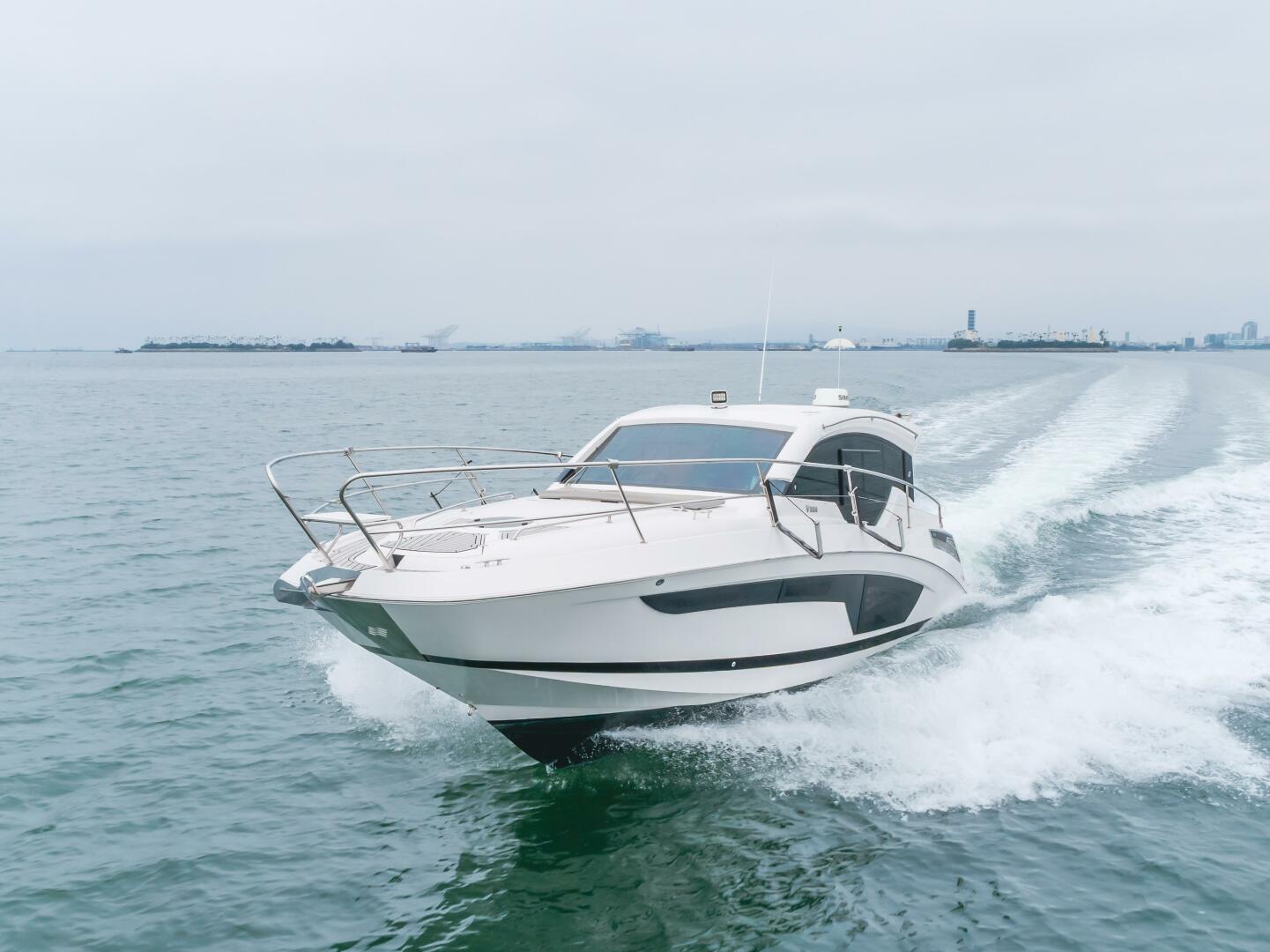 Slide: The Image of Four Winns Vista 355 Coupe 2019 - 5456401