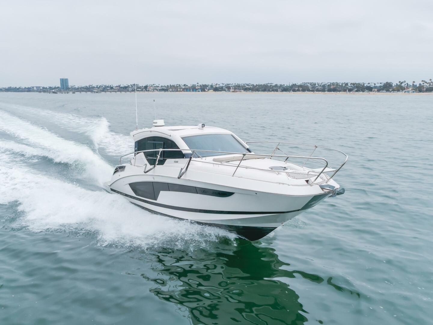 Slide: The Image of Four Winns Vista 355 Coupe 2019 - 5456402