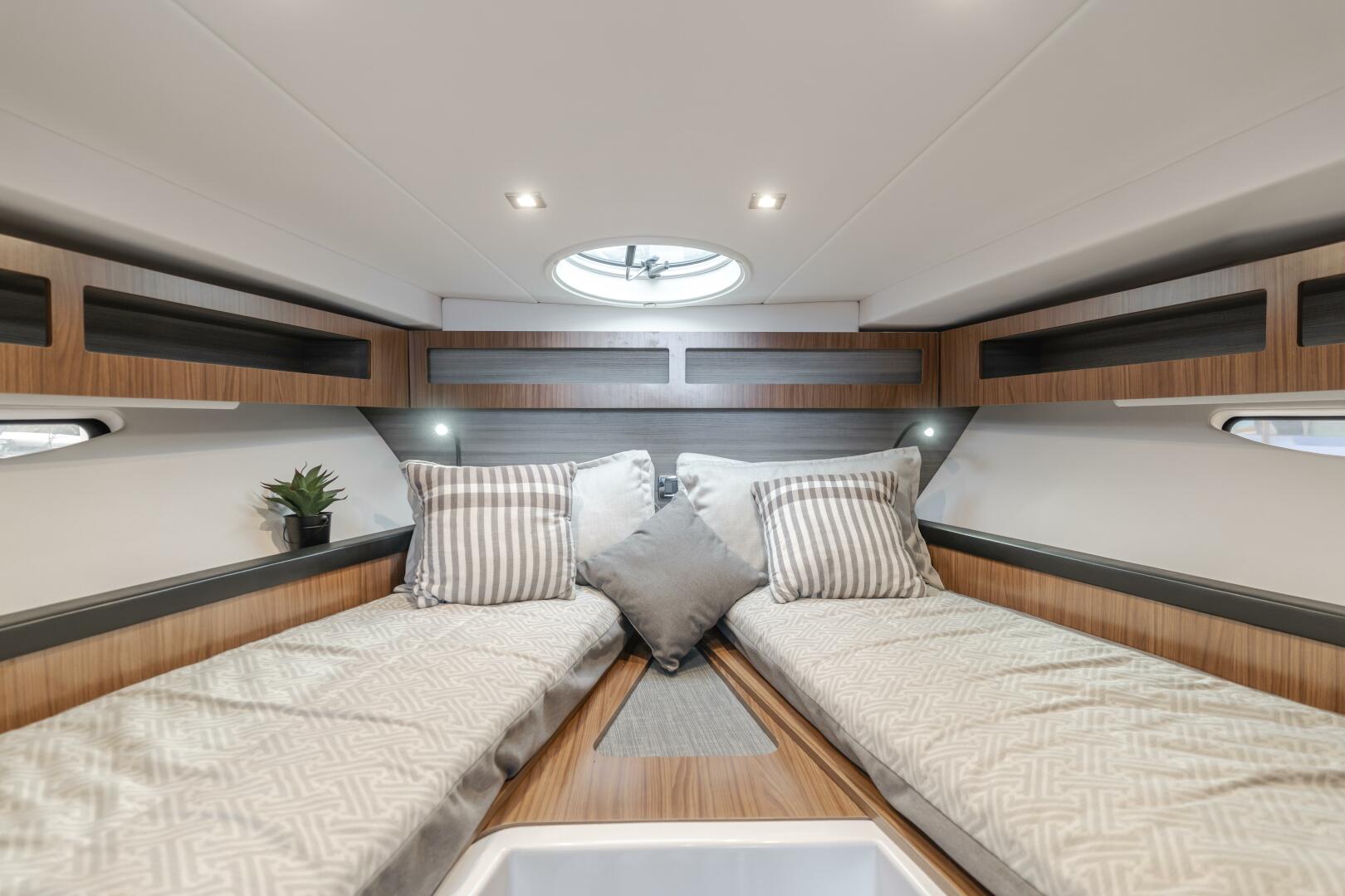 Slide: The Image of Four Winns Vista 355 Coupe 2019 - 5456403