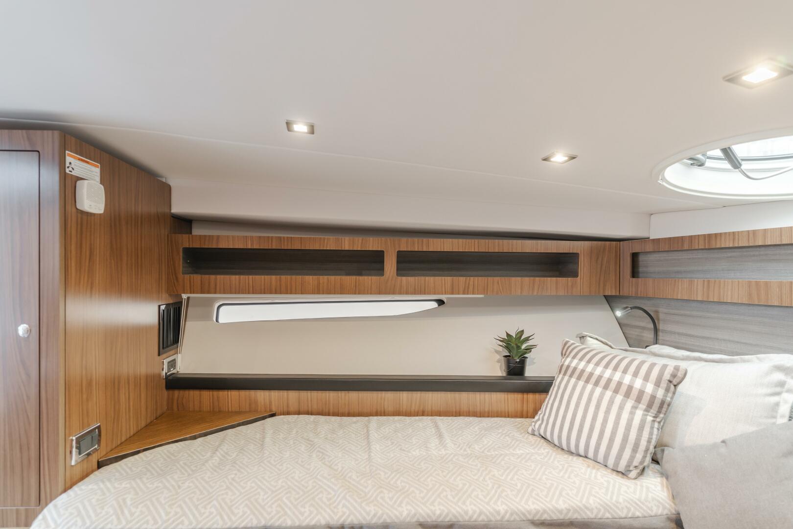 Slide: The Image of Four Winns Vista 355 Coupe 2019 - 5456405