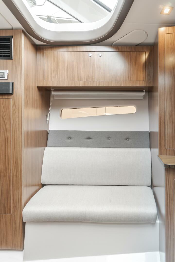 Slide: The Image of Four Winns Vista 355 Coupe 2019 - 5456406