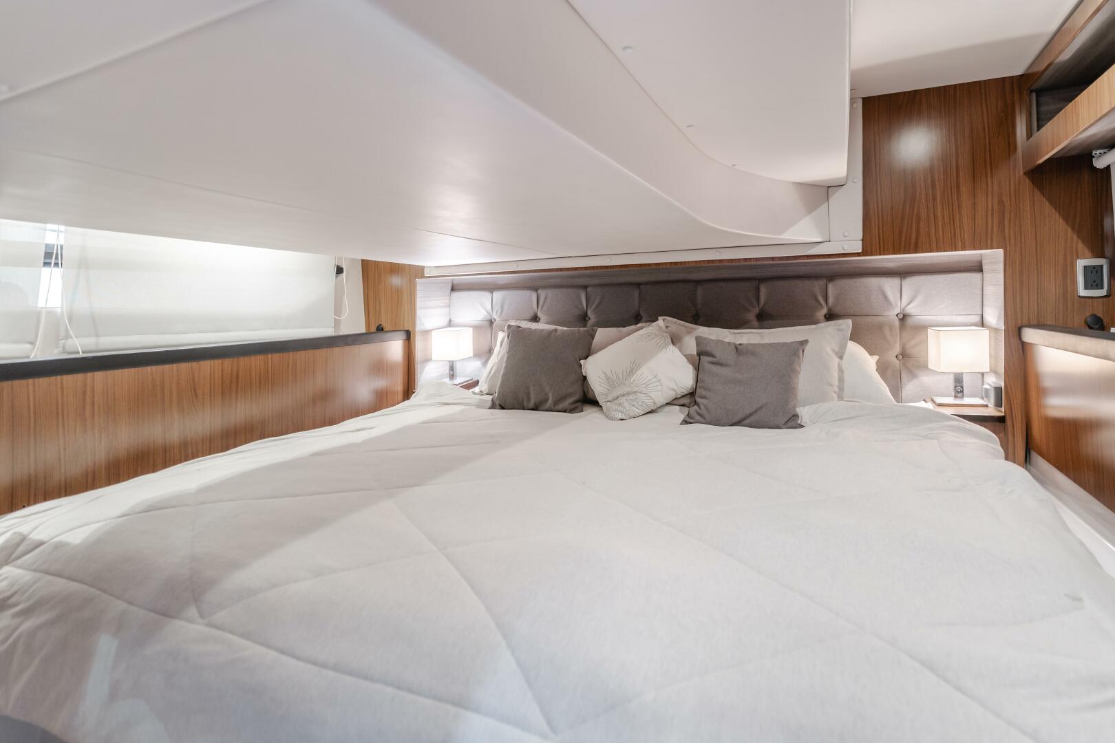 Slide: The Image of Four Winns Vista 355 Coupe 2019 - 5456407