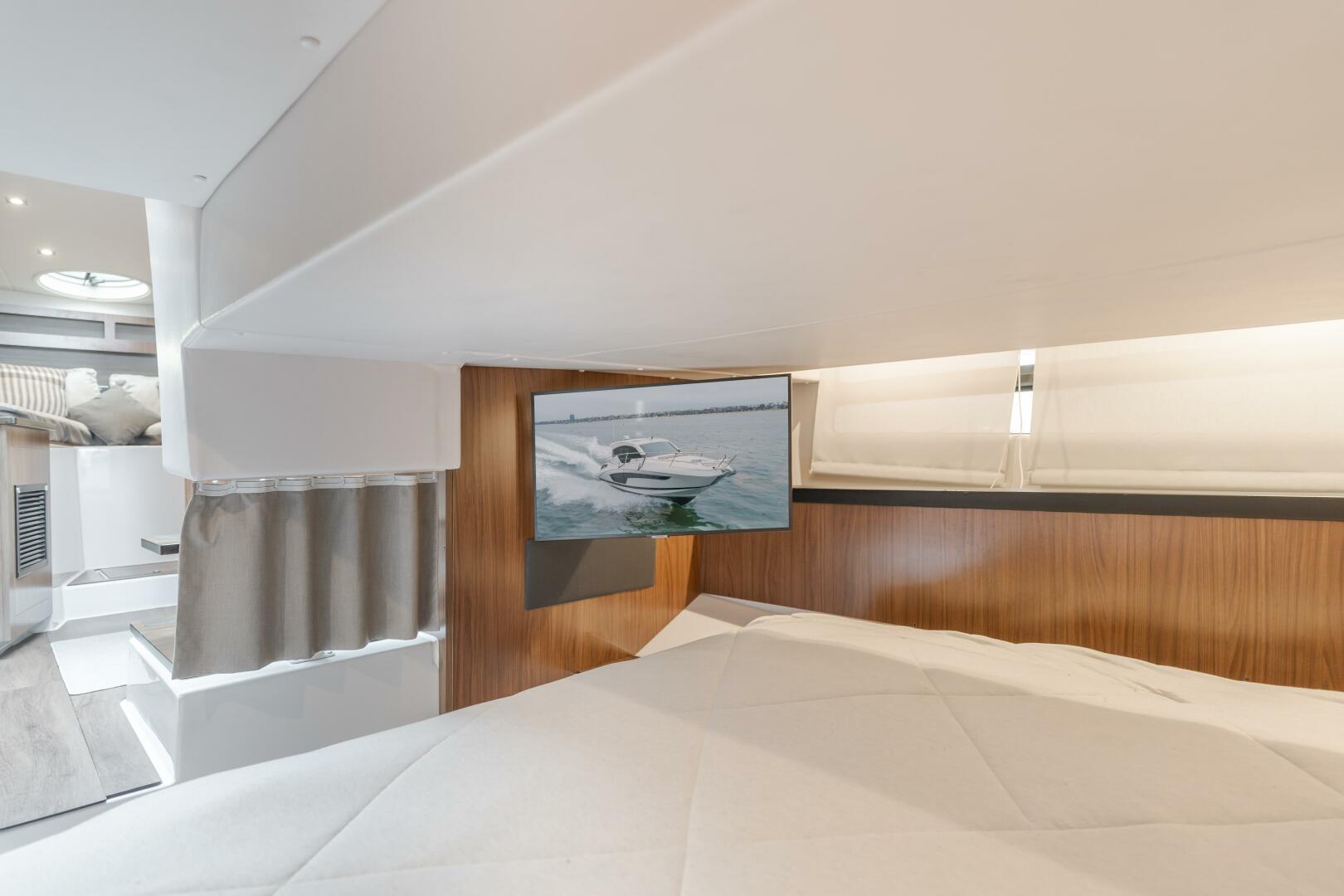Slide: The Image of Four Winns Vista 355 Coupe 2019 - 5456408