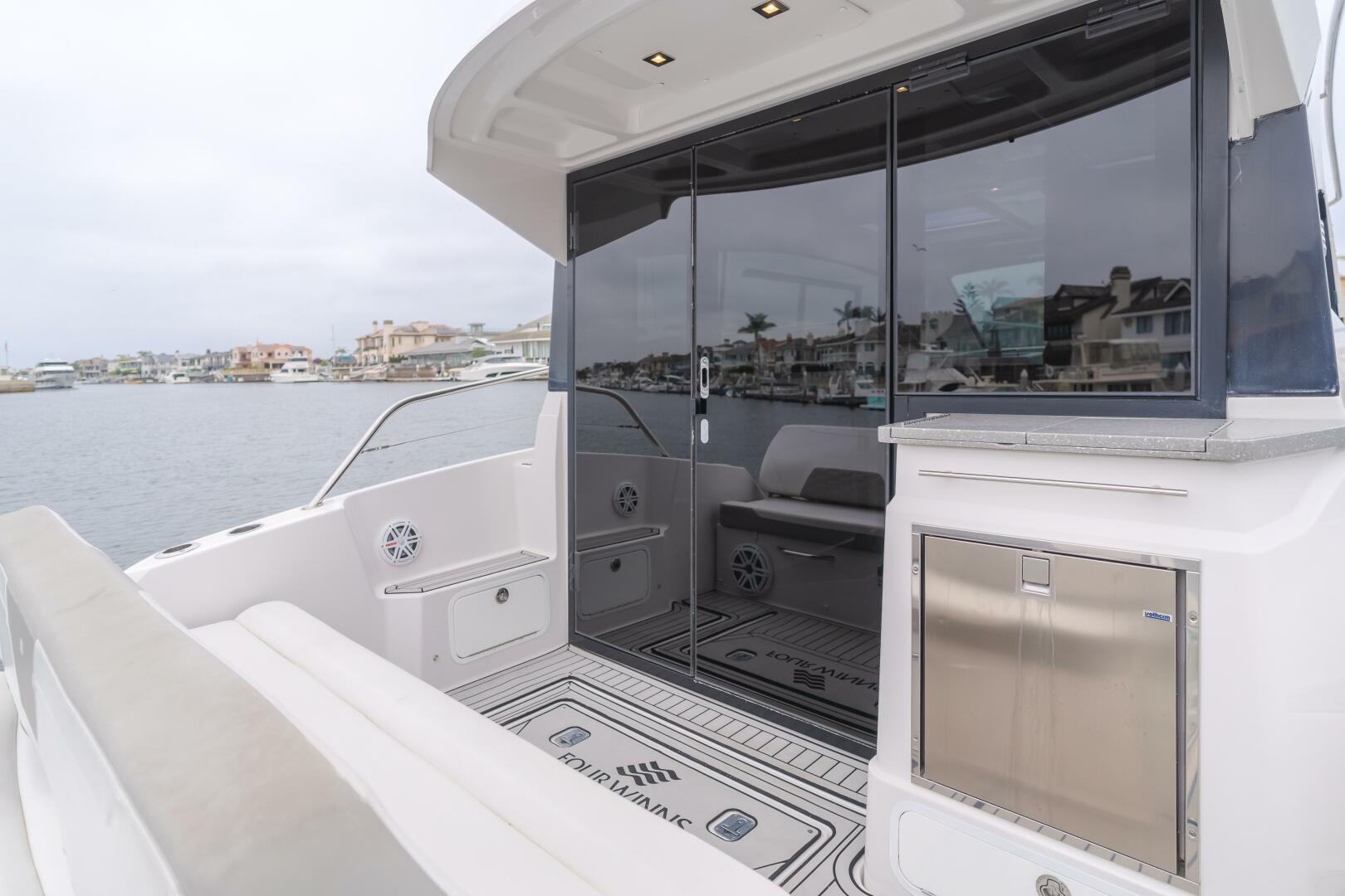 Slide: The Image of Four Winns Vista 355 Coupe 2019 - 5456414
