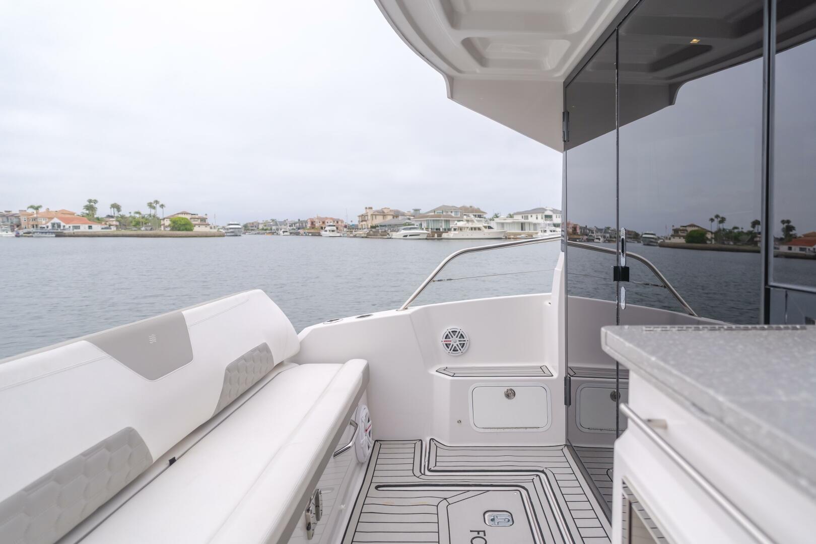 Slide: The Image of Four Winns Vista 355 Coupe 2019 - 5456416