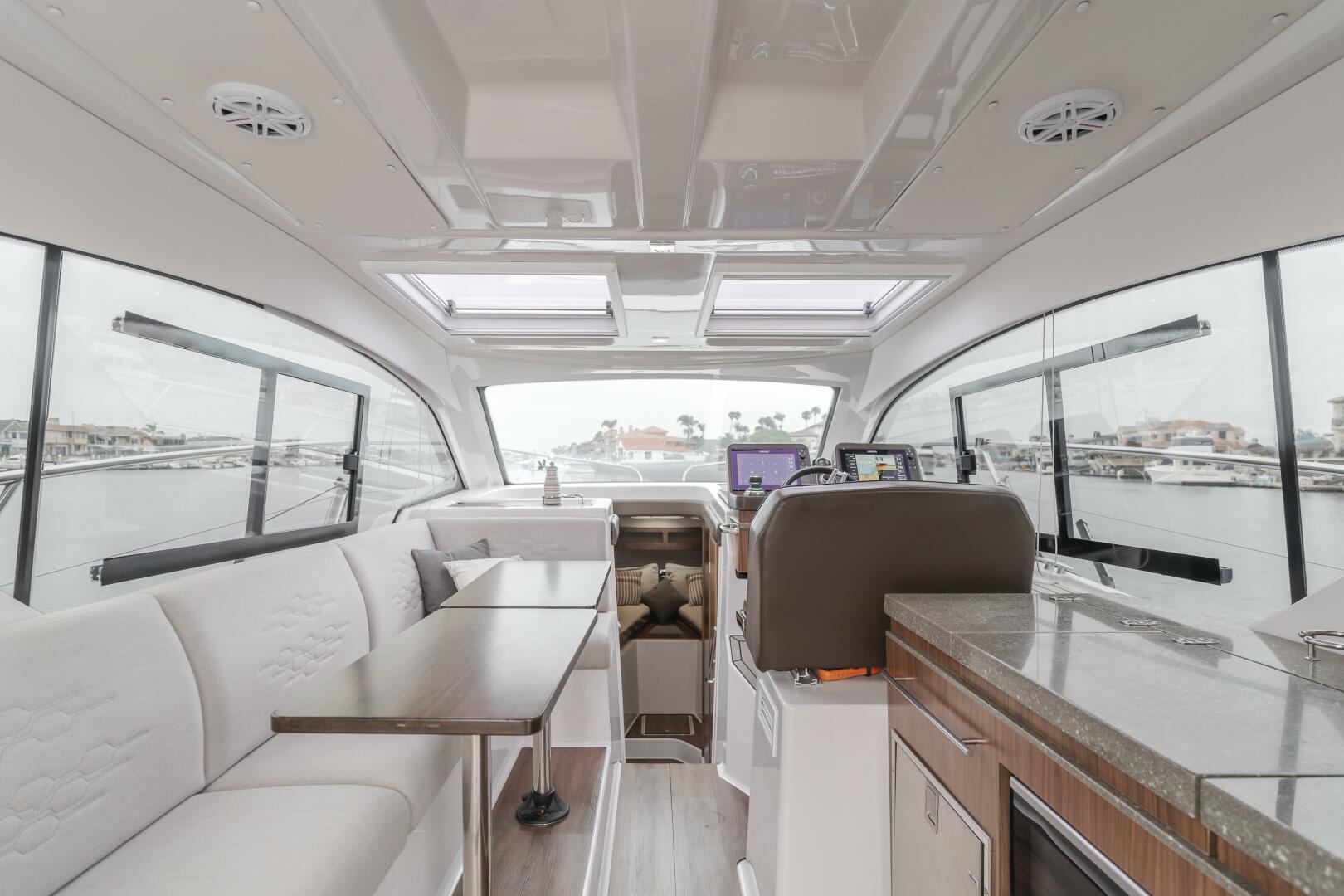 Slide: The Image of Four Winns Vista 355 Coupe 2019 - 5456420