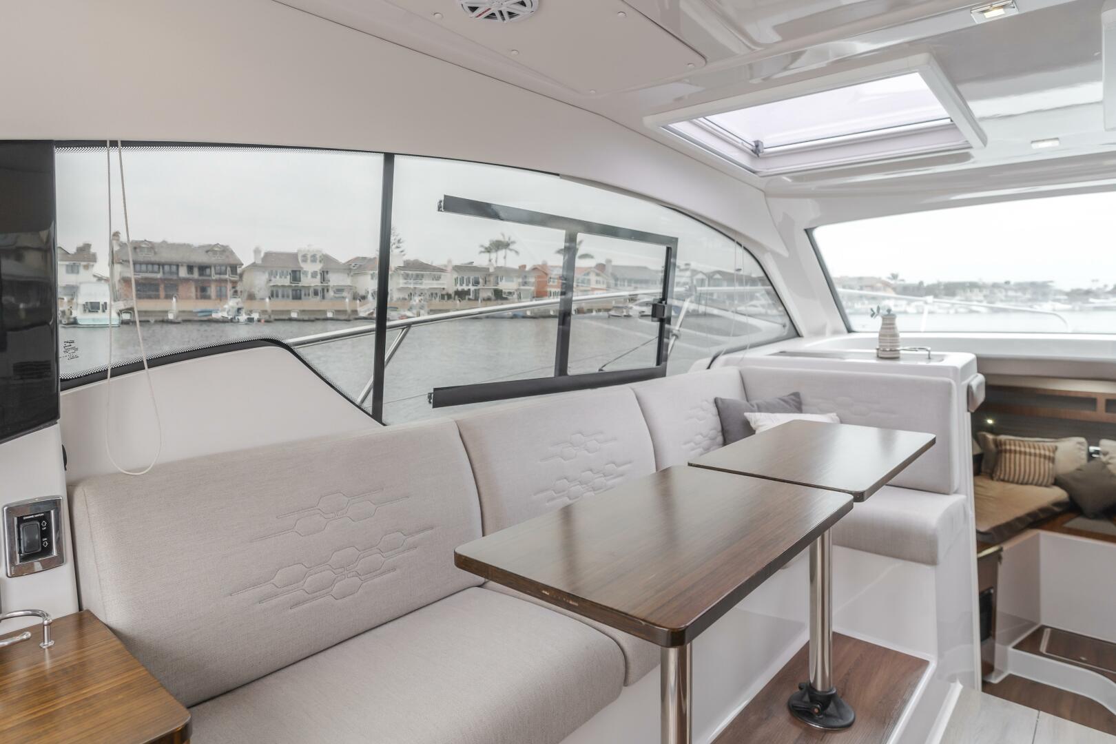 Slide: The Image of Four Winns Vista 355 Coupe 2019 - 5456423