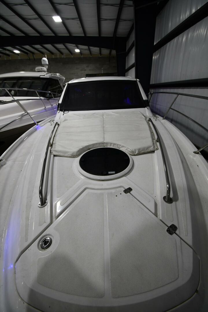 Slide: The Image of Four Winns Vista 355 Coupe 2022 - 5119647