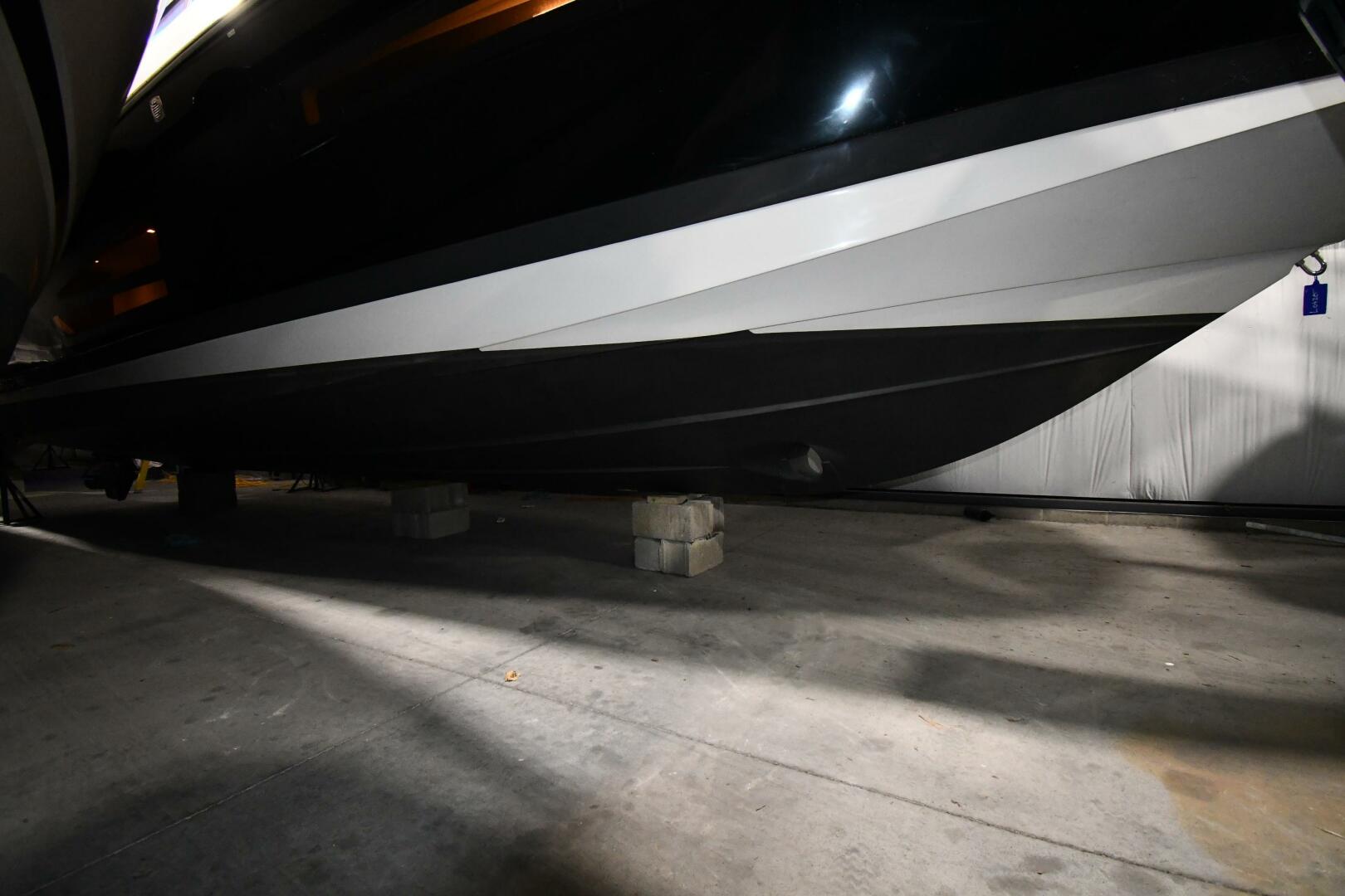 Slide: The Image of Four Winns Vista 355 Coupe 2022 - 5119636