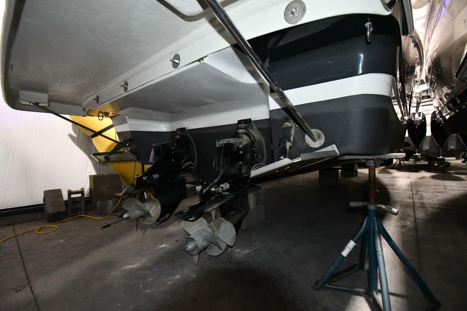 Slide: The Image of Four Winns Vista 355 Coupe 2022 - 5119638