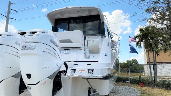 Slide: The Image of Four Winns Vista 355 Coupe OB 2020 - 9
