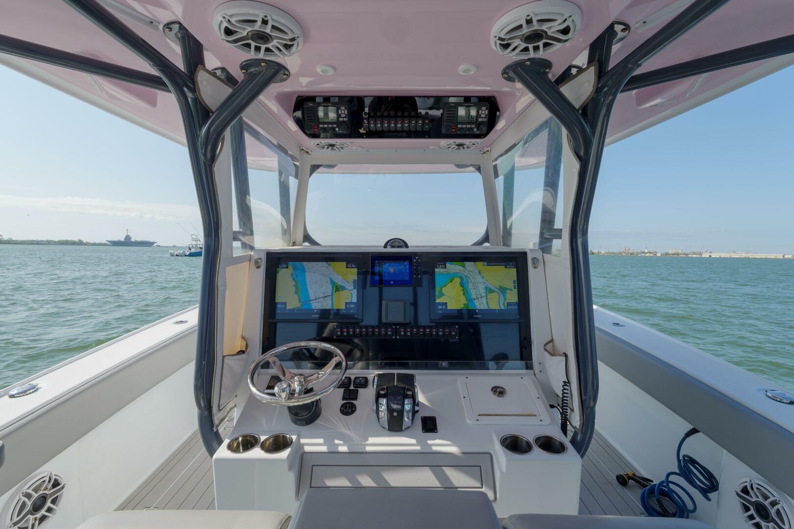 Slide: The Image of Freeman 37 Outnumbered- Helm 2020 Freeman 37 Flybridge Outnumbered - 5236011