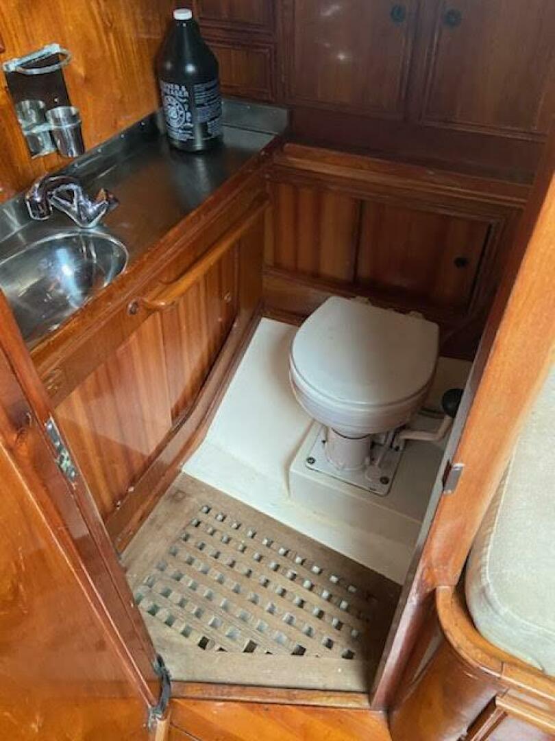 Slide: The Image of Aft Head/Shower - 4878945