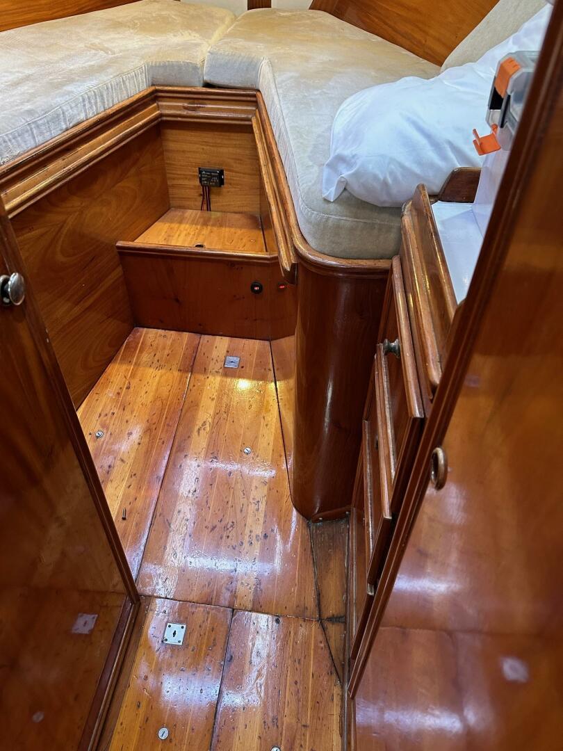 Slide: The Image of V-Berth Floor - 4878951