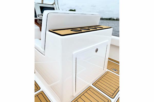 Slide: The Image of Front Runner 26 Center Console 2024 - 6