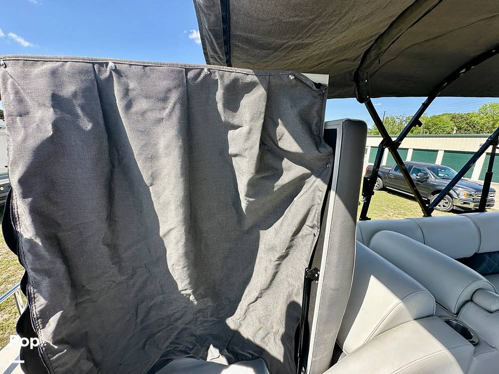 Slide: The Image of Changing Room - Pop Up - 15331828