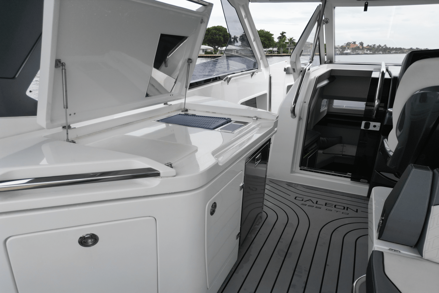 Slide: The Image of Galeon 325 GTO 2022 - 17