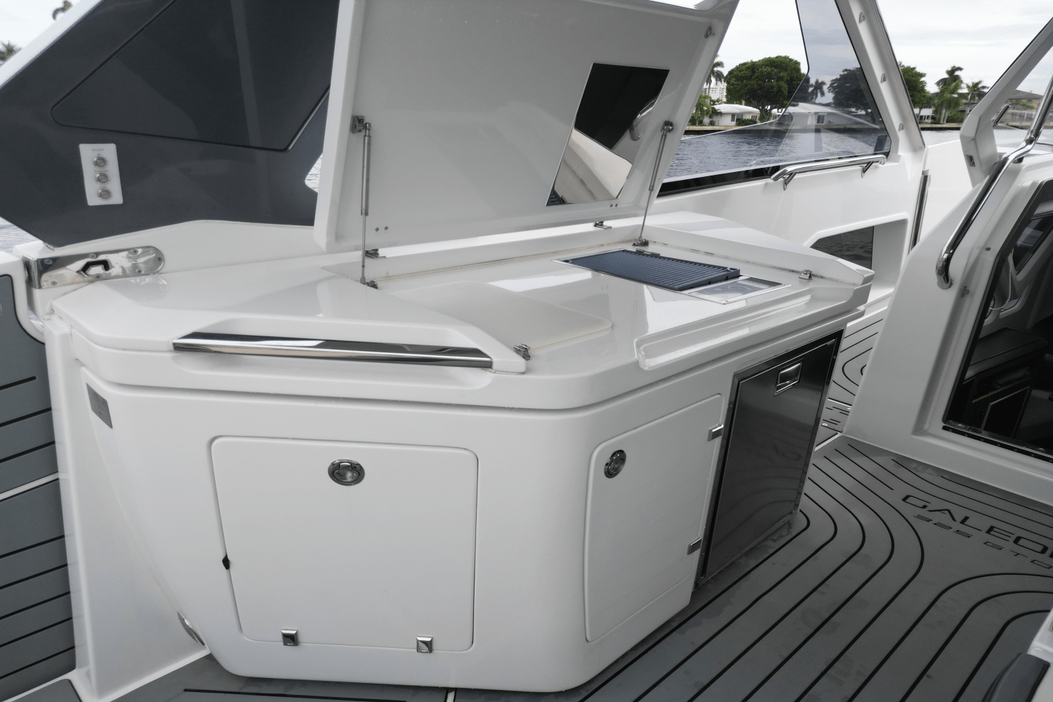 Slide: The Image of Galeon 325 GTO 2022 - 18