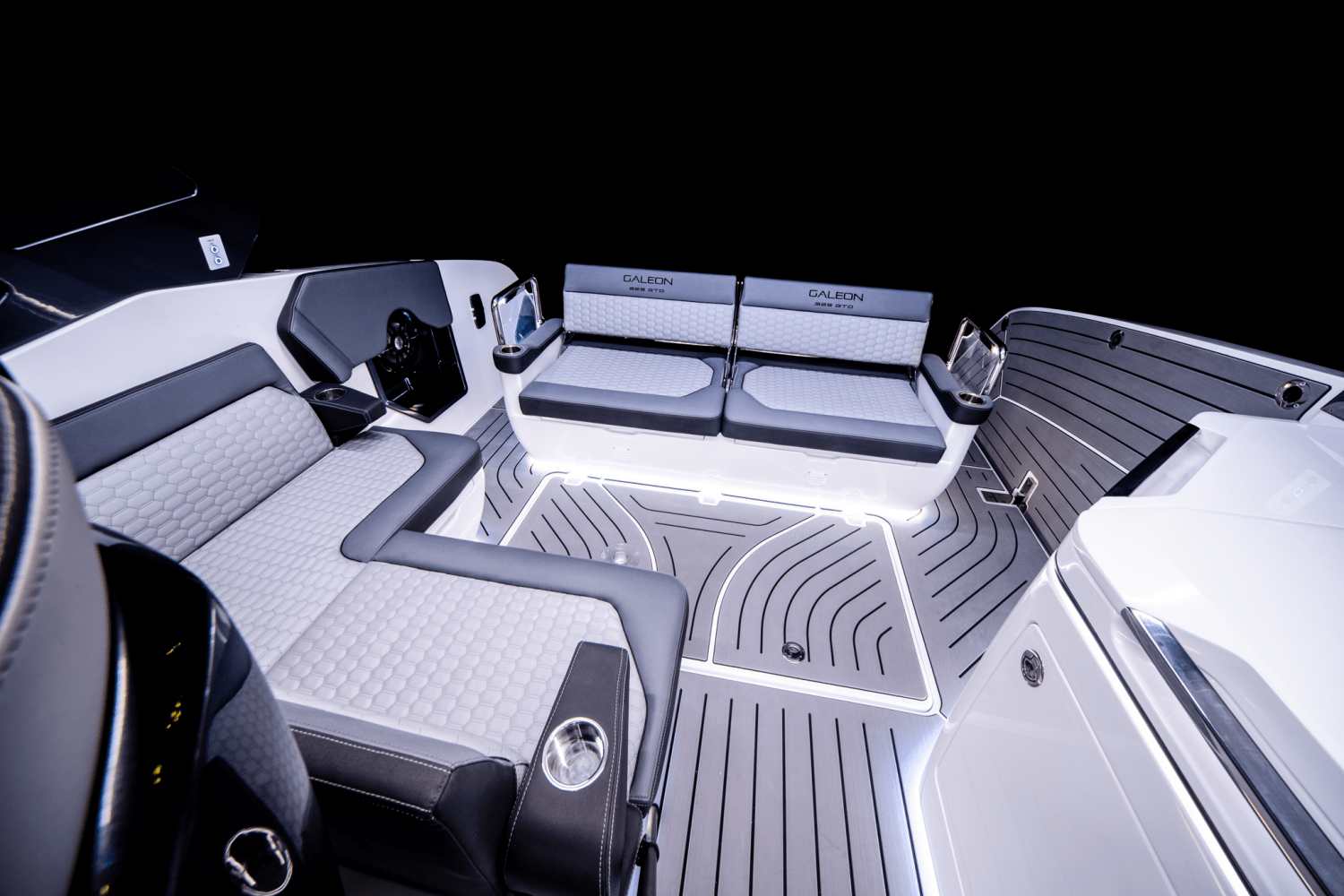 Slide: The Image of Galeon 325 GTO 2024 - 17