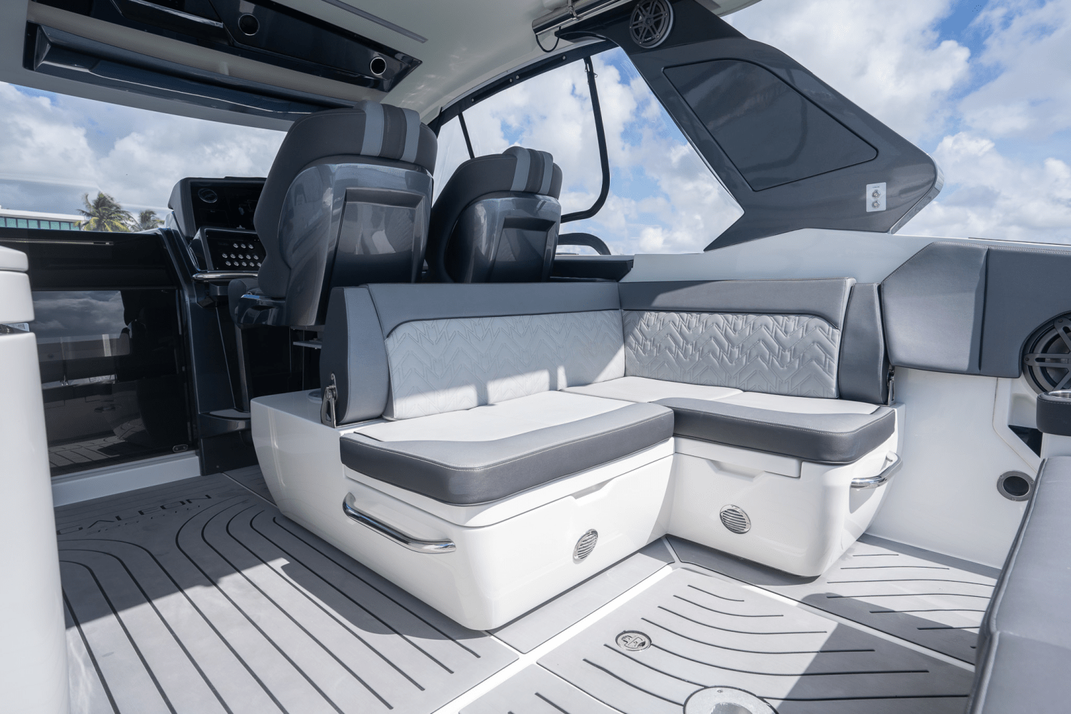 Slide: The Image of Galeon 325 GTO 2024 - 28